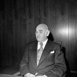 Claus Slama: CDU-Kreistagsabgeordneter zwischen 1970 und 1982, 1974 bis 1978 stellvertretender Kreispräsident, Bürgervorsteher von Reinfeld: Einwohner von Reinfeld: Bad Oldesloe, im Kreistagssitzungssaal