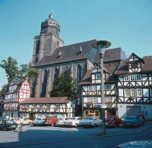 Homberg (Efze). Stadtkirche St. Marien (13. Jh.). Ansicht über den Marktplatz von Südost