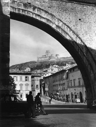 Assisi, Piazza Santa Chiara. Blick durch einen Strebebogen zur Rocca Maggiore