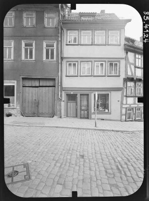 Nordhausen, Barfüßerstraße. Wohnhaus mit Laden. Straßenfront
