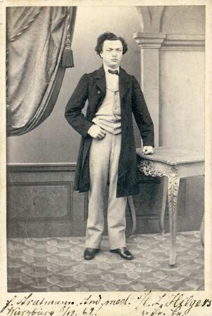 Fotografisches Portrait eines stehenden jungen Mannes