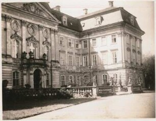 Stift Joachimstein an der Neiße. Mittelbau : Radmeritz (Radomierzyce). Schloß Joachimstein (1708-1728; J. F. Karcher, M. D. Pöppelmann). Corps de logis (Nordseite)