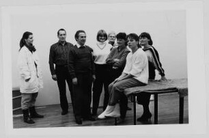 Gruppe in einem Ausstellungsraum ?
