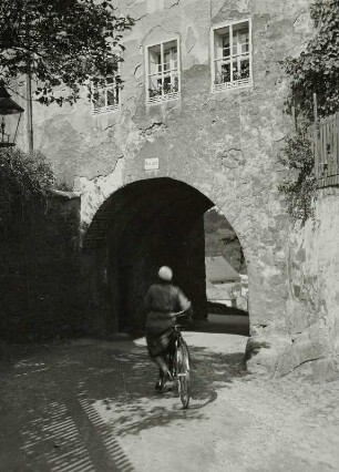 Bautzen, Neutor, Ansicht von Süden mit Fahrradfahrerin
