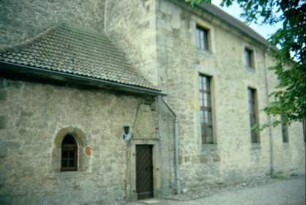 Kirche mit Eingangsbereich zur Leichenhalle