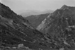 Landschaft : Blick auf die Abfahrtsstraße an den Hängen der mit Macchie bewachsenen Berge