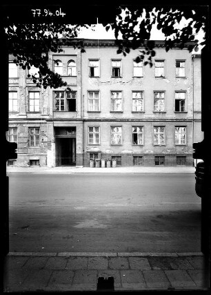 Greifswald, Bahnhofstraße. Wohnhaus mit Durchfahrt. Straßenfront