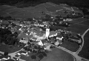 Ballrechten-Dottingen, Ballrechten: Ortsbilder, mit Kirche und Weinbergen