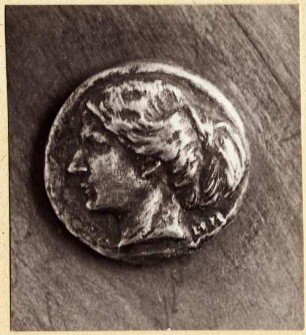 Porträtmedaillon Helene Molitor, Frau des Bildhauers : Porträtmedaillon Helene Molitor, Frau des Bildhauers. Metall (wohl um 1905; M. Molitor)