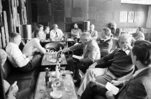 Gruppen mit Journalisten im Schiffssalon