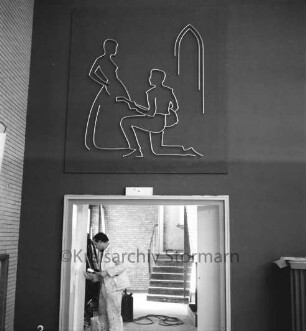 Realschule [später Alfred-Rust-Realschule]: Wulfsdorfer Weg: zweiter Bauabschnitt: Innenansicht: Pausen- und Festhalle: Wandschmuck: Messingdraht-Plastiken: darunter Blick in Flur