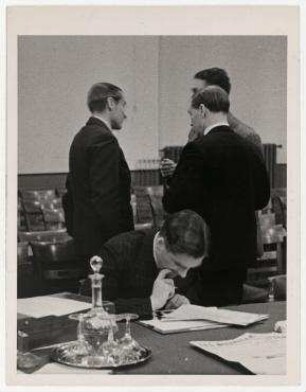 Anthony Eden und britische Delegationsmitglieder während einer Sitzung des Koordinationskomitees im Völkerbundpalast in Genf. Anthony Eden