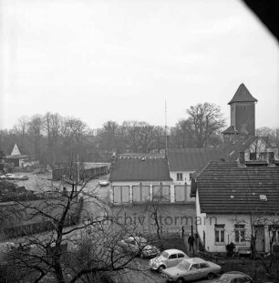 Feuerwache Woldenhorn: Schäferweg: [ehemaliges Elektrizitätswerk]: Feuerwehrgerätehaus mit Funkantenne: rechts dahinter Schlauchturm: hinten links Bauhof: vorne rechts Wohnhaus, parkende Autos