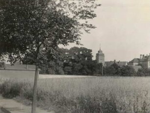 Könnern, Stadt : Könnern. Stadtbild mit Kirche und Schule