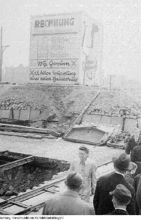 Dresden, Brücke der Einheit (Albertbrücke). Richtfest und Aktivistenauszeichnung. Feier bei "Donaths Neuer Welt", 30. April 1946