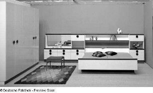 Doppelbett : Schlafzimmer "Turin" (1973; VEB Möbelkombinat Deutsche Werkstätten Hellerau). Flachstrecke mit Doppelbett