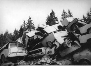 Breitenbrunn, Schachtstraße 67. Autofriedhof. Aufgetürmte Autowrachs östlicher Produktion