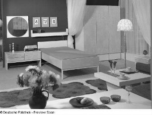 Nachtschrank, Bett und Wäscheschrank : Leipziger Herbstmesse, 1972. Schlafzimmermöbel (1972; Möbelkombinat Erfurt (MKE)). Ansicht mit Nachtschrank, Bett und Wäscheschrank