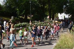 Bad Oldesloe: Kindervogelschießen: Am Bürgerpark Blickrichtung Südwesten: Einzug auf den Exer: Festumzug Klaus-Groth-Schule Klasse 2b mit Blumenschmuck: 13. Juli 2023