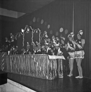 Karneval: Hotel Oldesloer Hof, Saal: Prunksitzung: Veranstalter Oldesloer Männerchor von 1844, Oldesloer Singakademie von 1946: Bühne: Podium: Sitzungspräsident Heinz Sahl und Elferrat beim Klatschen: dahinter Mädchengarde, 11. Februar 1961