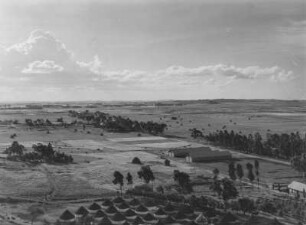 Lager italienischer Kolonialsoldaten : Blick auf ein Lager italienischer Kolonialsoldaten bei der Stadt Asmara