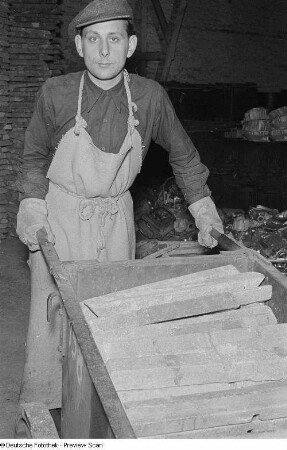 Arbeiter mit einem Karren voller Steine