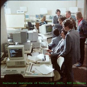 Unbekannte Workshop Teilnehmer im Computer Aided Design Computer Aided Manufacturing (CADCAM)-Labor der Projektträgerschaft Fertigungstechnik (PFT)