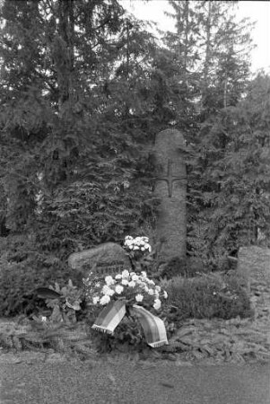 Kranzniederlegung am Grab des Stadtrats und Landtagsabgeordneten Dr. Hermann Kessler auf dem Karlsruher Hauptfriedhof durch Angehörige der Karlsruher FDP