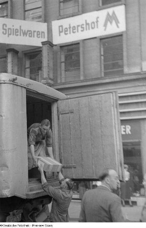 Ankommende Ausstellungsstücke vor dem Messehaus Petershof