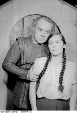 Szenenbilder aus der Tragödie "Faust. Der Tragödie erster Teil" von Johann Wolfgang von Goethe am Deutschen Theater Berlin : Soloaufnahme von Antje Ruge als Gretchen