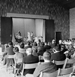 Grund- und Hauptschule: Soltausredder: Turnhalle: Verabschiedung von Konrektor Jürgen Ehlers: Vorführung eines Märchenspiels: Blick auf die Bühne mit Schulkindern als Schauspieler: im Vordergrund Stuhlreihen mit Gästen