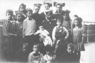 Gruppenbildnis mit Kapitän und Kindern an Bord eines Passagierdampfers : Bordaufnahmen. Gruppenbildnis mit Kapitän und Kindern an Bord eines Passagierdampfers
