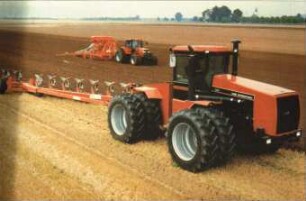 Fotografie: Bodenbearbeitung, Großtraktor, Pflug, Zwillingsreifen, Knicklenkung