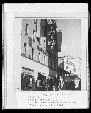 Leipzig, Grimmaische Straße 13-15, Frühjahrsmesse 1961, vor dem Hansahaus - Buchhandel