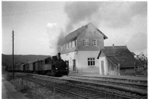 Bahnhof Jungingen, 1901 - 1985, Abbruch wegen Erdbebenschäden 1978, Lok 21, 2009 steht noch das Abortgebäude rechts, Lok 21 bläst ab