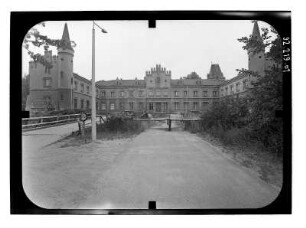 Gusow (Gusow-Platkow), Schloßstraße 7. Schloß (Baubeginn 1870; F. Neubart). Ansicht über den Ehrenhof von Südost