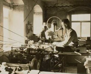 Seiffen-Heidelberg, Erzgebirge. Spielzeugmacher Emil Biermann in seiner Werkstatt, 1930