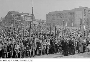 Blick auf die Teilnehmer einer Kundgebung auf dem Karl-Marx-Platz (heute: Augustusplatz)