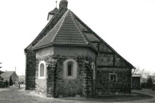 Torgau-Pflückuff. Dorfkirche Staupitz (1201/1300 begonnen, 1683 Dachreiter). Ansicht von Osten