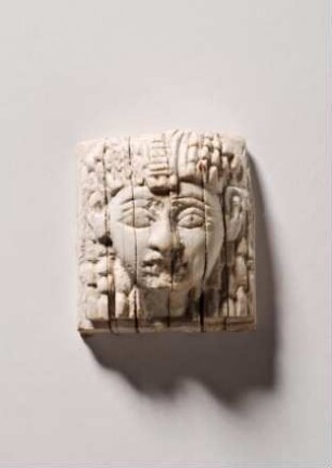 Elfenbeinrelief: Frauenkopf