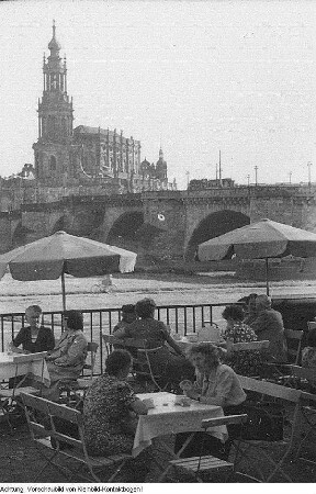Dresden, u.a. Biergarten an der Augustusbrücke - Elbufer - Dr.-Rudolf-Friedrichs-Brücke (Carolabrücke), Vorbereitungen zum Neubau - Trümmerbahn - Neustädter Markt - Semperoper, April 1952