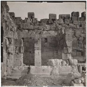 Stoen Adyton der Südseite des großen Hofes, Baalbek: Ansicht der Südostecke
