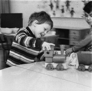 Dresden-Johannstadt, Elisenstraße. Kindergarten. Kinder beim Spielen im Gruppenraum