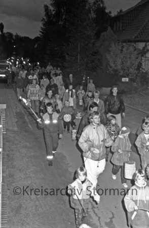 Freiwillige Feuerwehr Zarpen: Fackel- und Laternenumzug: Kinder mit Laternen und Erwachsene: vorn und im Hintergrund Fackeln: Abend