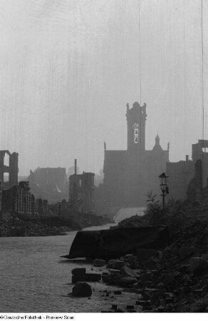Ruine der Lukaskirche mit Ansicht der Andreas-Schubert-Straße