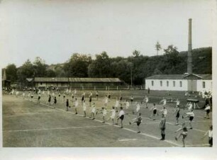 Sportfest von Arbeitersportlern in Heidenau, Kinder und Jugendliche während einer Massenübung mit Fahnen