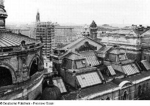 Blick über das Dach der Kunstakademie zum Neumarkt mit der eingerüsteten Frauenkirche