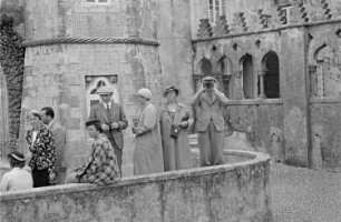 Reisefotos Portugal. Sintra. Touristen an einem Aussichtspunkt des Palácio Nacional da Pena (nach 1840)