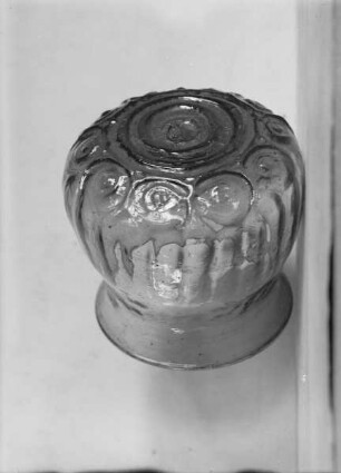 Glas mit eingepreßten Rippen und Kreismustern