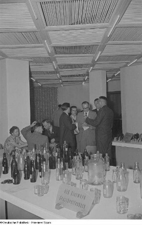 Besucher am Messestand des VEB Glaswerk Großbreitenbach